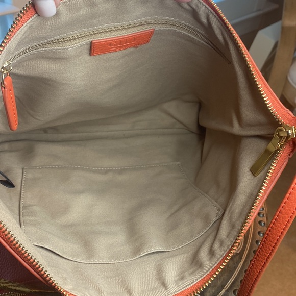 G.I.L.I Terra Flat Leather Crossbody Handbag - Picture 6 of 8